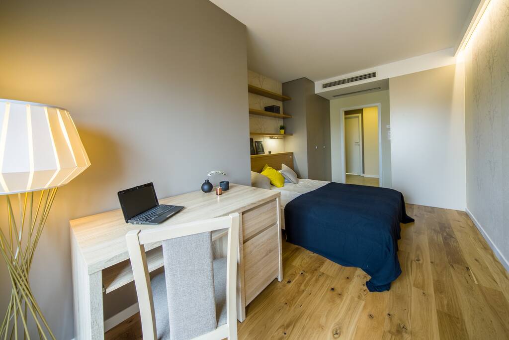 Living Room with Desk and Chair. Perfect for work or Organise the Trips
