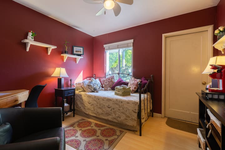 Clean, cozy, private room with parking in RWC