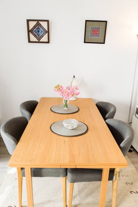 Une grande table, avec rallonge
