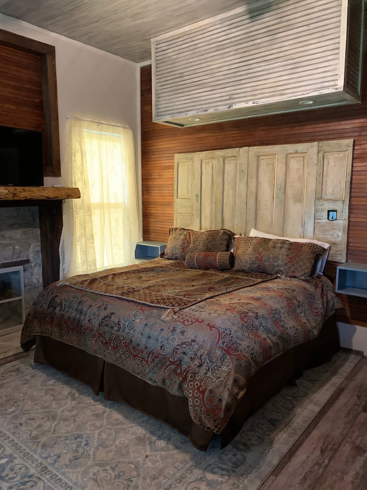 Hauptschlafzimmer mit Kingsize-Doppelbett