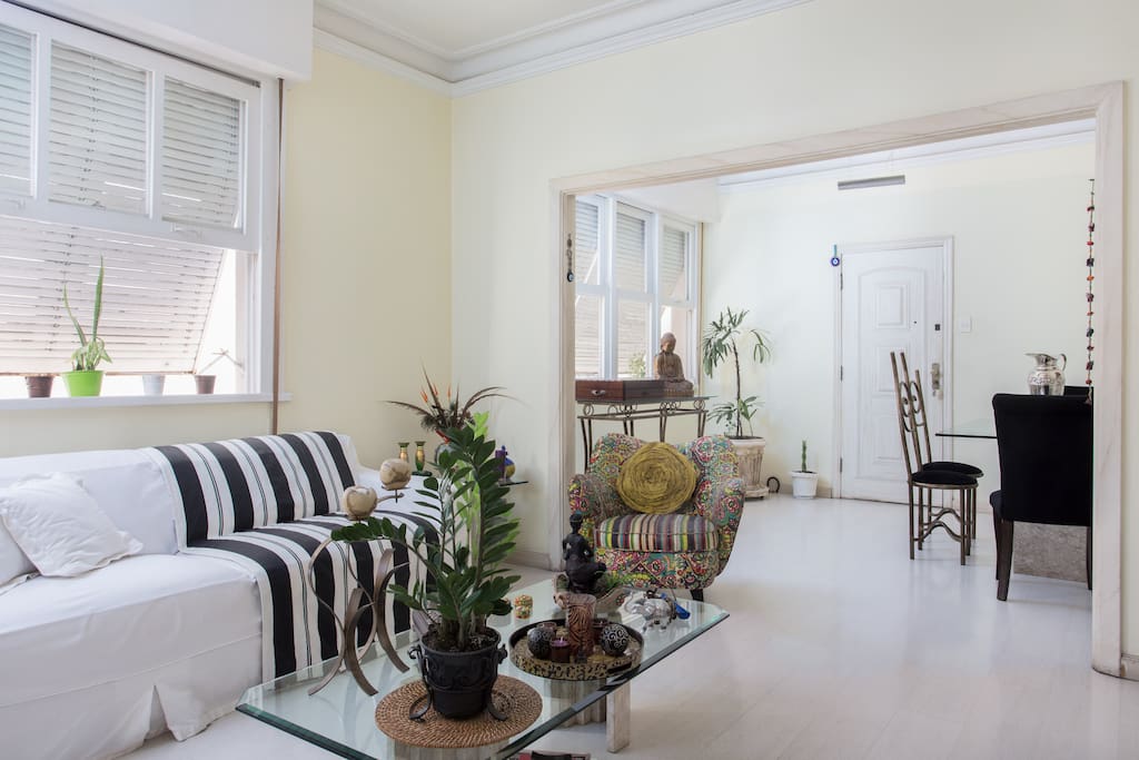 Sala ampla com dois ambientes.