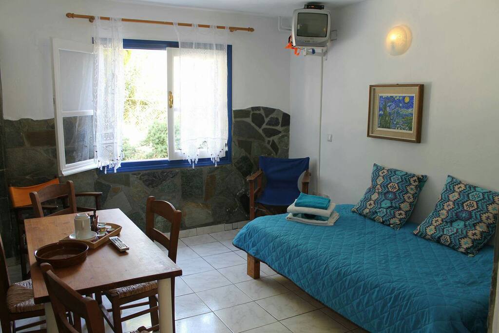 καθιστικό τραπεζαρία με ένα μόνο κρεβάτι- sitting room and dining room with a single bed