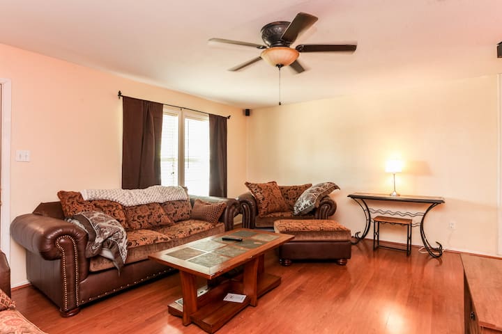 Fullsize, twin beds sleeps 3