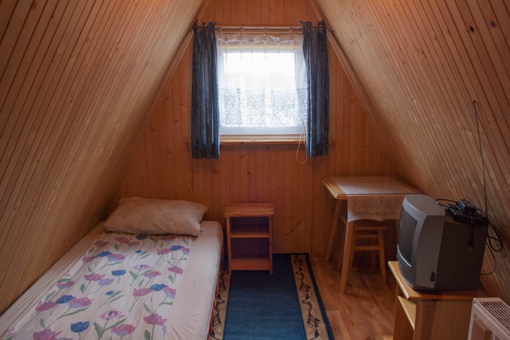 Dhomë teke me banjë në korridor.