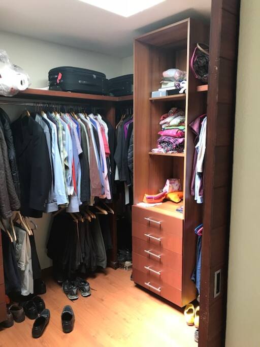 La habitación es privada y cuenta con un cómodo y amplio vestier
