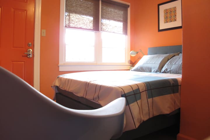 Florida Motel #6 FULL BED New & Hip w/ FREE BIKES!