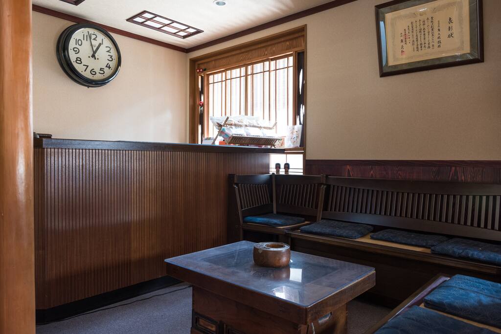 As you enter the buildting, you'll find a reception desk on your right