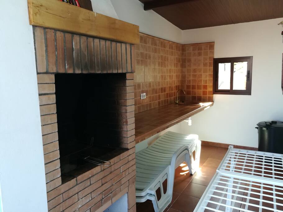 Una gran barbacoa para preparar ricas comidas a la brasa y pasar momentos inolvidables