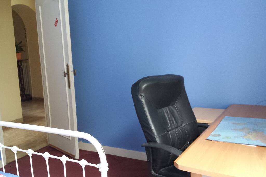 bureau dans la chambre