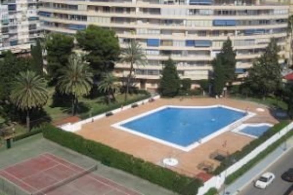 Piscine et terrain de tennis