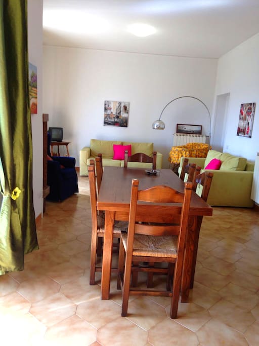 zona pranzo e salotto sullo sfondo