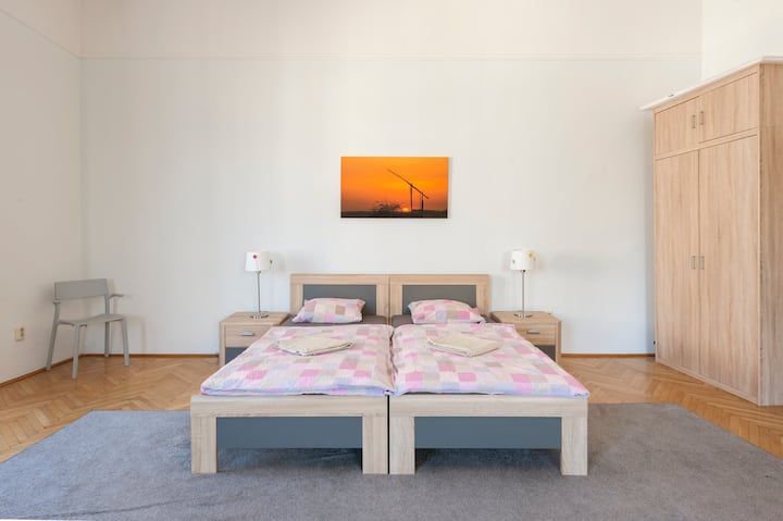 Soba 1 - Kreveti se mogu koristiti kao bračni ili odvojeni od kreveta za jednu osobu.