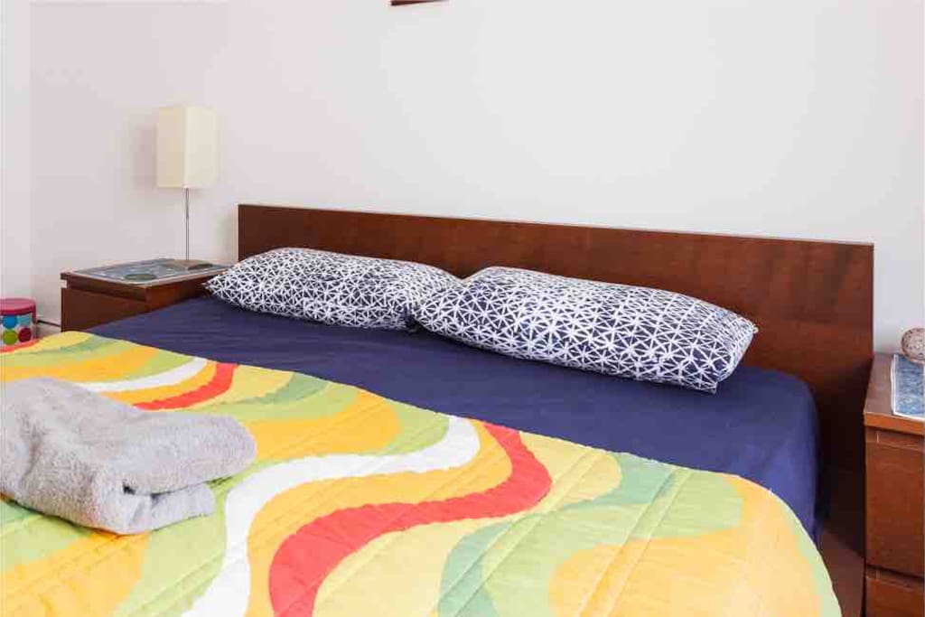 Guest room with queen bed