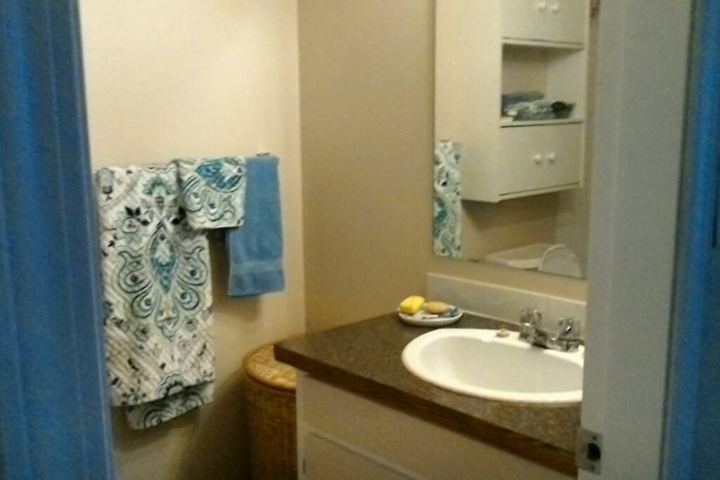 Shared 4-piece bathroom