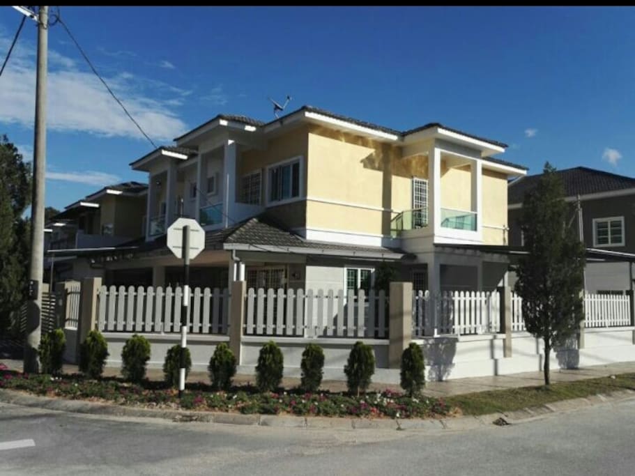 Double Storey Hoemstay With Garden