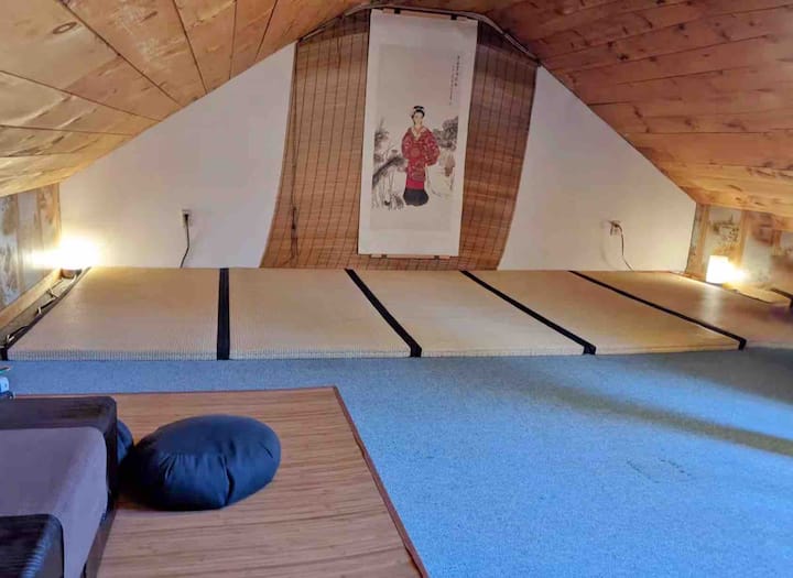 第四间卧室：半开放式阁楼区域的榻榻米风格床上用品。 （可重新布置。）我们会提供床上用品。:)