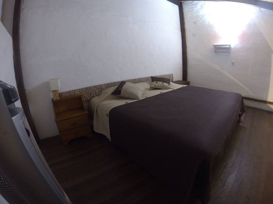 Cama doble en el segundo piso de la habitación
