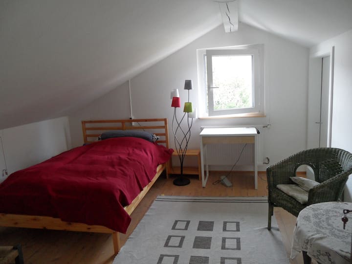 غرفة ضيوف صغيرة بسرير 1.40