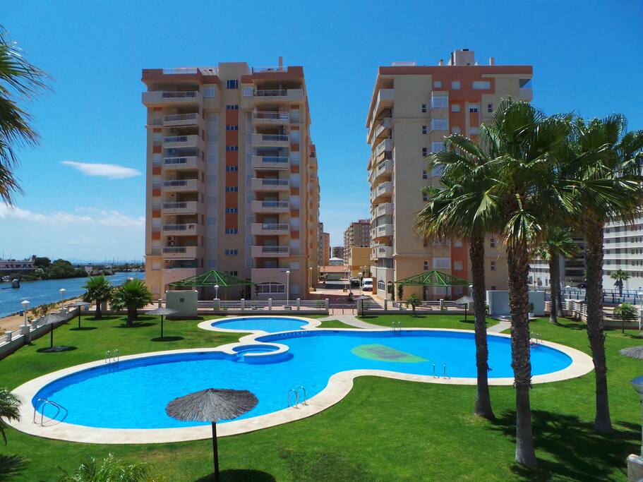 Piscina comunitaria con jacuzzi en Puerto Mar III