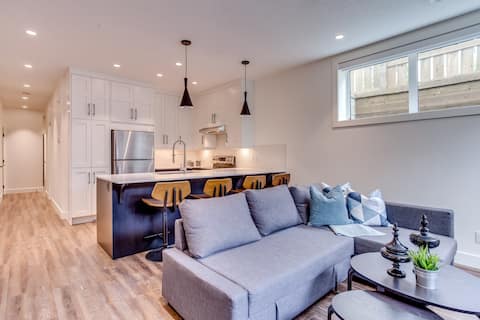 Successful Airbnb property: 2 BR Modern Inglewood Lower Suite, near Stampede in Inglewood