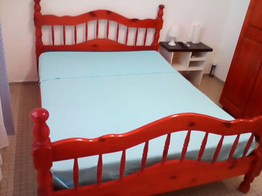 Chambre 1 climatisée - Lit double avec TV