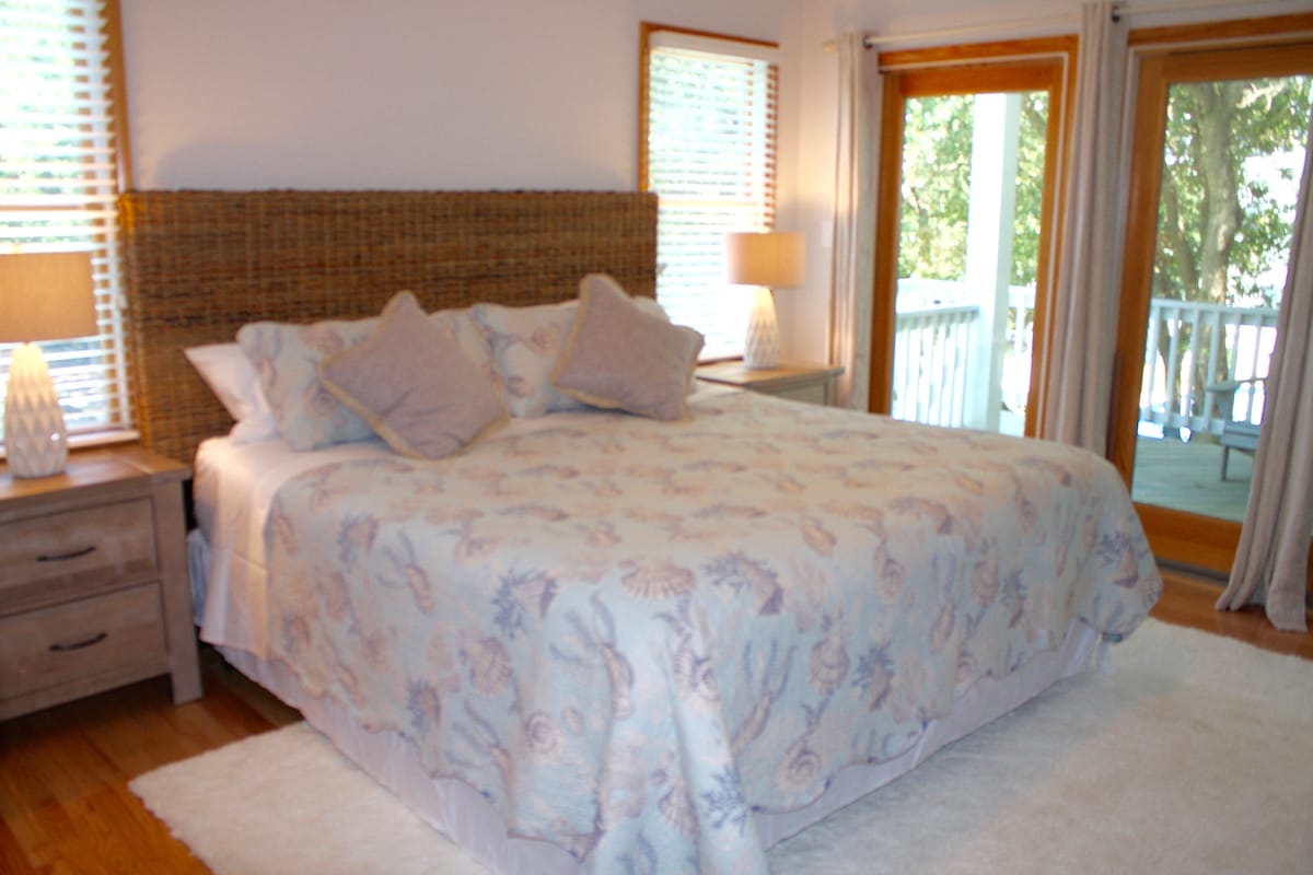 KMBR na srednjoj razini s klizačima do terase i kupaonicom; tuš-kabina s pločicama.