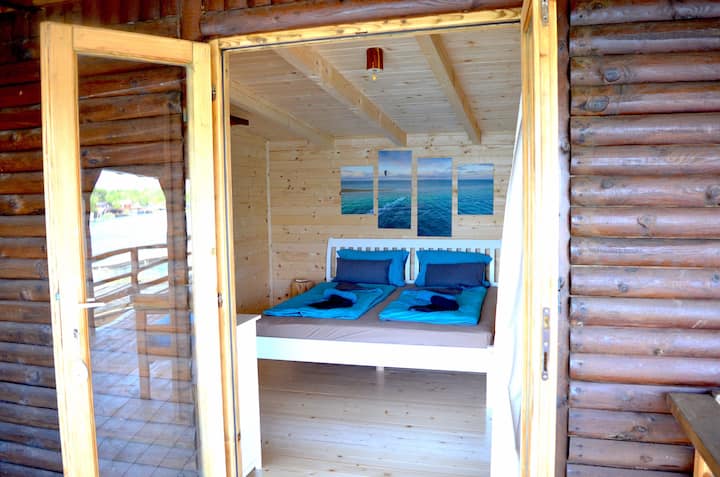 Schlafzimmer 2: Schlafe unter einem magischen Sonnenuntergang am Meer, mit LED-Energiespar-Lampen aus Holz: Schließe das Buch --> Licht aus!:)