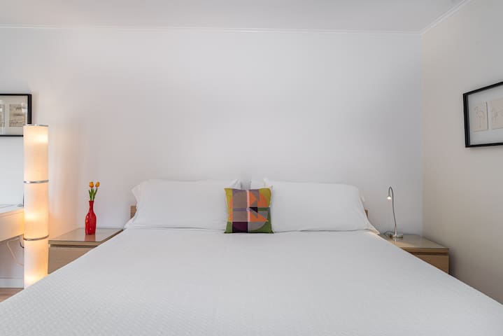 Garden hot tub, quiet, private, clean, king bed