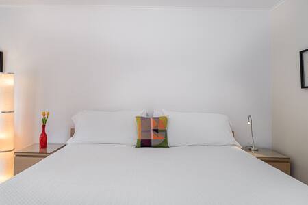 Private, quiet, clean, king bed, garden, hot tub