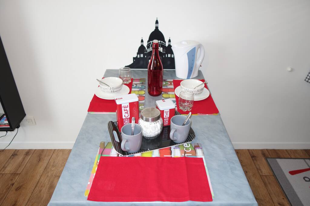 Un plateau de collation ens elf service avec The /café/ biscuits secs