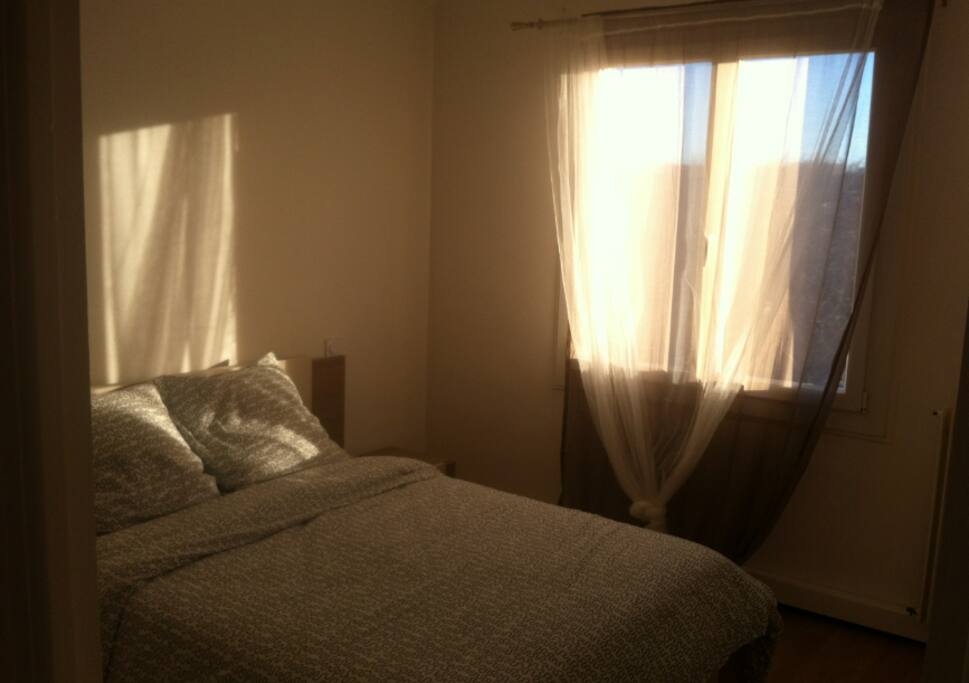 chambre ensoleillée avec literie neuve.