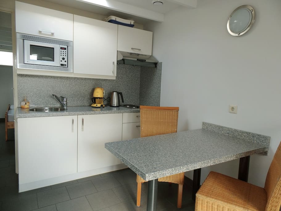 Complete keuken met magnetron en 2 pits kookplaat.