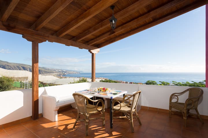 Casa Canaria with pool, for couples or families