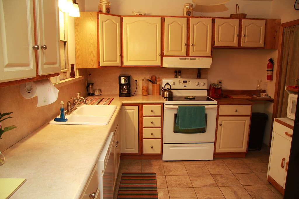 Kitchen (1 of 2)