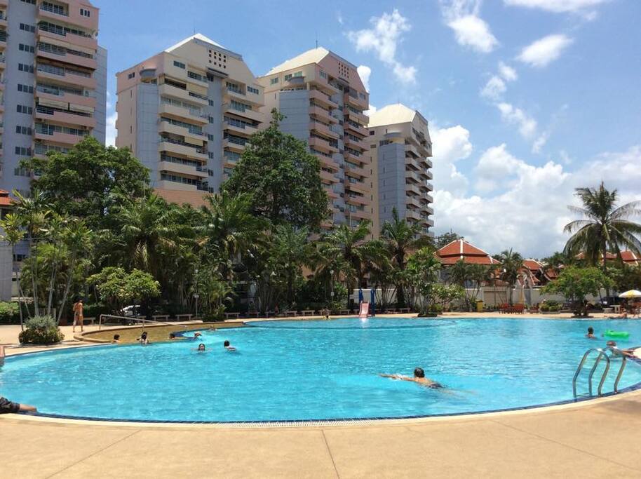 grande piscina con ogni confort