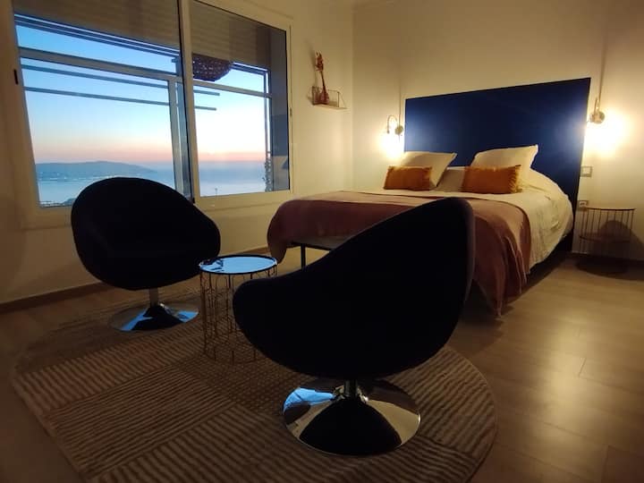 Stanza dei genitori con bagno privato. Vista mare