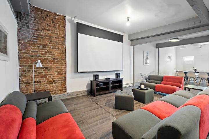 Huge & Stylish W/projector & Baby Foot - Sleeps 13 - Laval