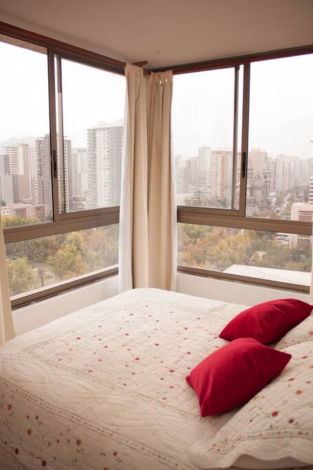 Dormitorio principal. Cama de 2 plazas. Linda vista nororiente.
Main Room. Queen bed. Nice North-East view!