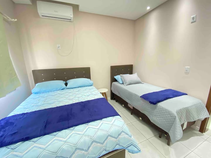 Საძინებელი ორადგილიანი საწოლით და ერთადგილიანი საწოლით, იდეალურია წყვილებისთვის, რომლებსაც ჰყავთ ბავშვი ან მეგობრების ჯგუფი. Კონდიცირებული, კარგად განათებული გარემო კომფორტული თეთრეულით. Მშვიდი და ფუნქციური საცხოვრებელი ბლუმენაუსა და გასპარში სტუმრობისას.