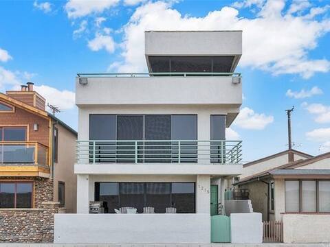On the Sand beachfront 3b/2b remodeled first floor