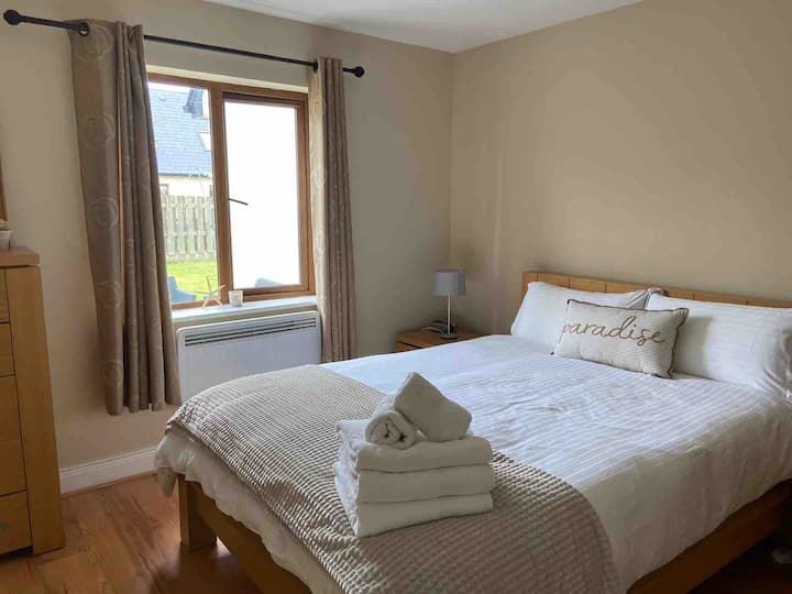 Dhomë gjumi kryesore në katin e poshtëm me krevat dopio "King" ("USA Queen") dhe banjë të madhe brenda në suitë me banjë dhe dush të plotë. Hapësirë e bollshme në dollap/kuti sirtaresh/mbajtëse nate/ dollap dhe abazhur në të dyja anët e krevatit dhe priza/kordonë zgjatues. Tharëse flokësh. 