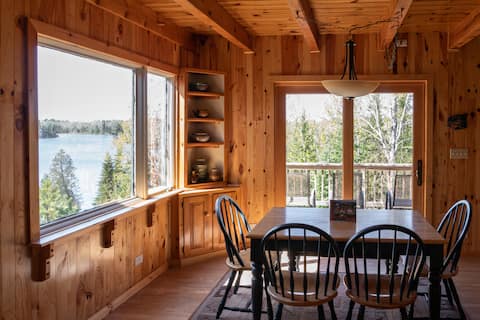 Spacious Bay House on Jasper Lake