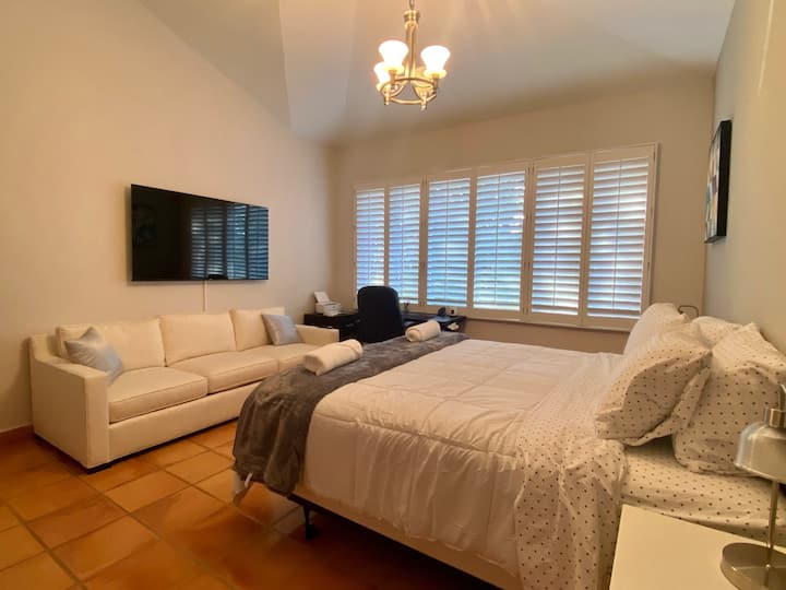 חדר שינה שני עם ספה וטלוויזיה גדולה - הרבה תאורה טבעית