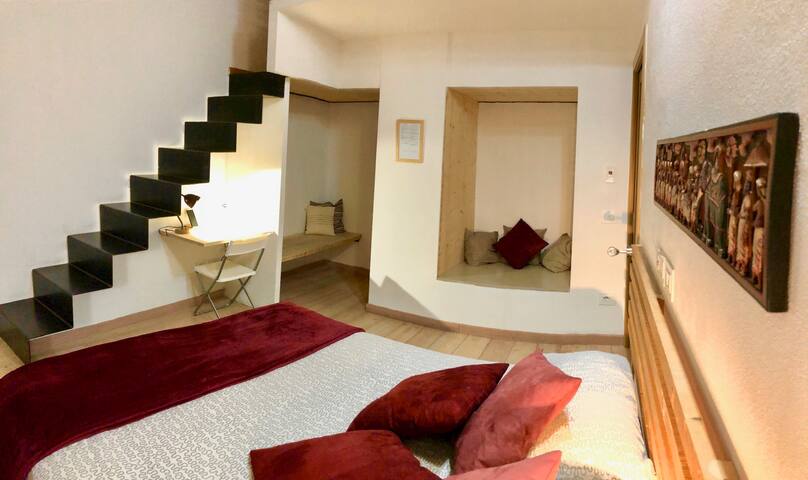 'Medieval Depot' Room Hormoz