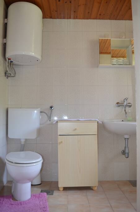 Bathroom with shower/ Bagno con doccia/ Salle de bain avec douche /Baño con ducha