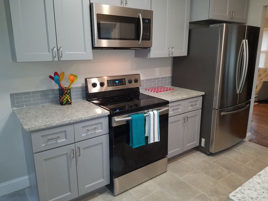 NEW KITCHEN CABINETS WITH GRANITE COUNTERTOPS. SAMSUNG NEW STAINLESS STEEL APPLIANCES