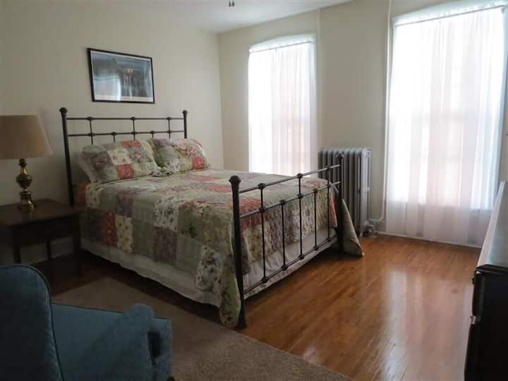 Bedroom 2 with Queen bed and single daybed 