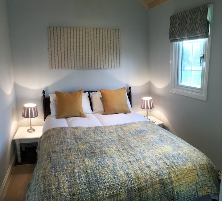 卧室（双人床）。