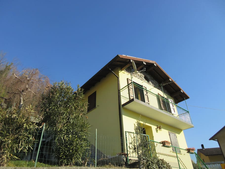 vista laterale della casa .
