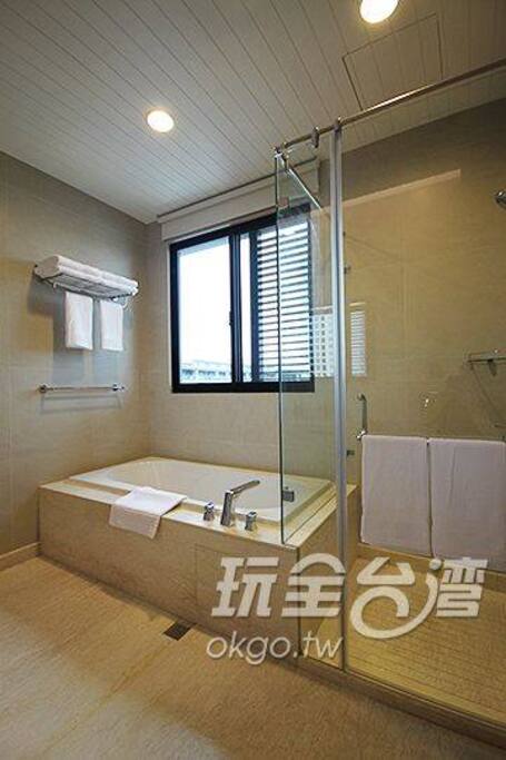 豪華衛浴乾濕分離有浴缸